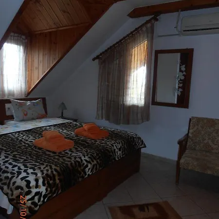 Guesthouse Agnandi Káto Loutrákion Habitación foto