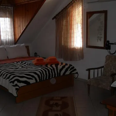 Guesthouse Agnandi Káto Loutrákion Habitación foto